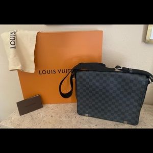 District MM Messenger Bag.  Color: Graphite